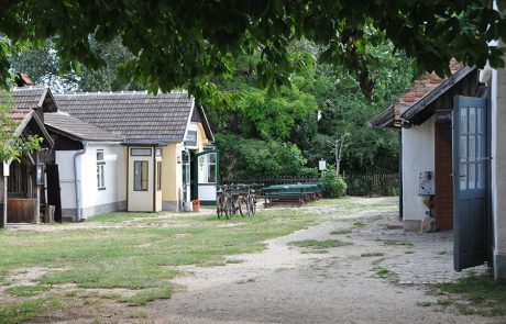 Gasthaus und Häuser im Dorfmuseum Mönchhof