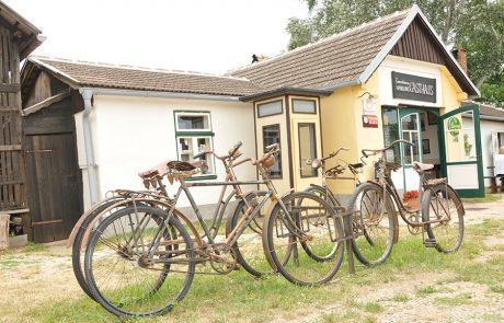 Alte Fahrräder vor dem Gasthaus im Dorfmuseum Mönchhof