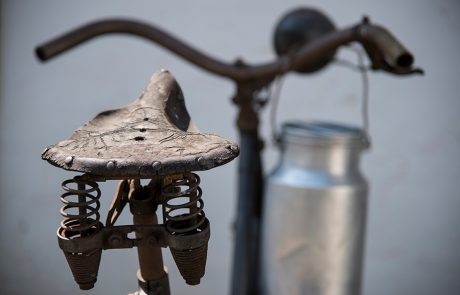 Altes Fahrrad mit Milchkanne im Dorfmuseum Mönchhof