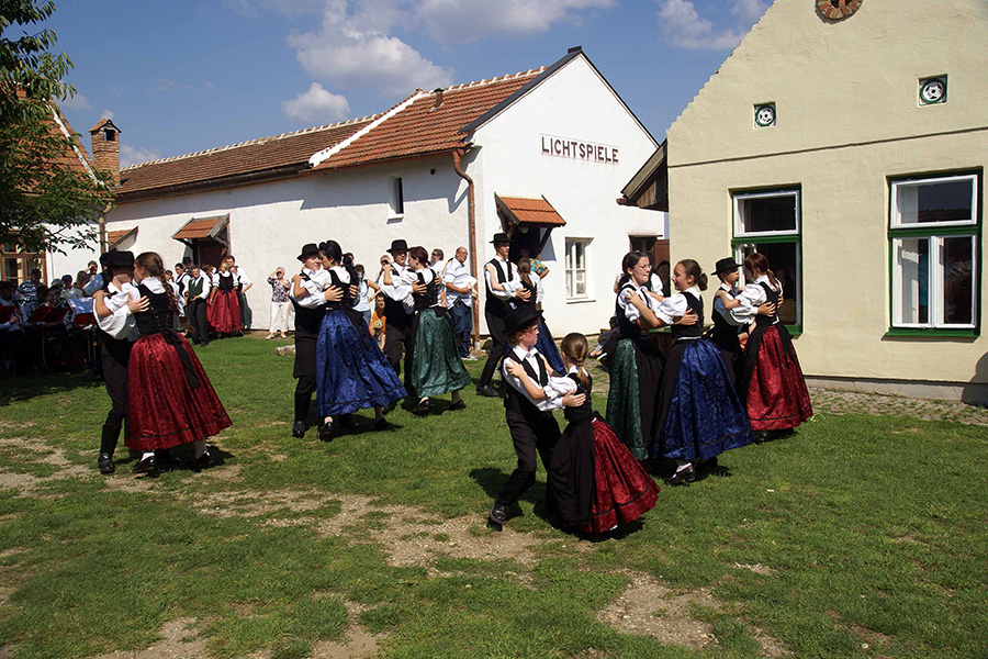Volkstanzgruppe im Dorfmuseum Mönchhof